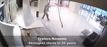 VIDEO Furtună în Craiova - Un bărbat s-a trezit cu acoperișul unui bloc în balcon. Puhoaiele au intrat și într-un hotel și au inundat cu totul recepția