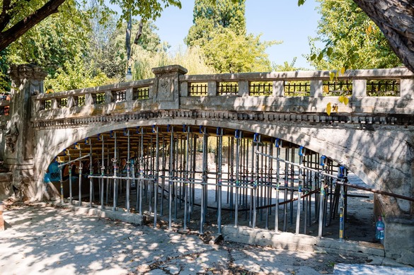 FOTO Au început lucrările pentru reabilitarea Podului Mare din Cișmigiu