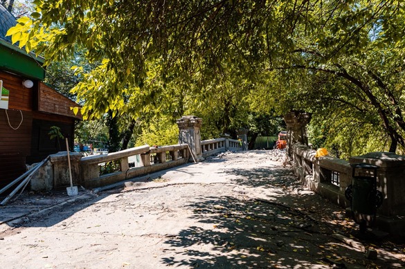FOTO Au început lucrările pentru reabilitarea Podului Mare din Cișmigiu