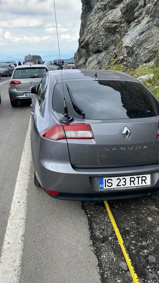 FOTO Aglomerație pe Transfăgărășan. Mașini parcate pe carosabil. Mesaj ironic al Poliției Sibiu
