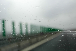Avertizare pentru cei 200 de mii de turiști aflați pe litoral: plouă torențial pe Autostrada Soarelui