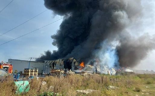  VIDEO &FOTO Incendiu la un depozit din Voluntari la Complexul Flora. Se aud explozii succesive