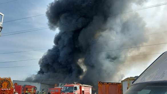  VIDEO &FOTO Incendiu la un depozit din Voluntari la Complexul Flora. Se aud explozii succesive