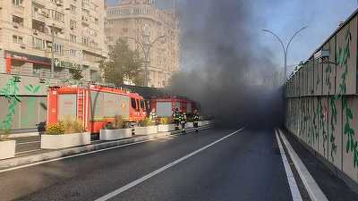 VIDEO&FOTO Incendiu la un autoturism, în Pasajul Unirii din Capitală. Circulația rutieră este oprită în pasaj