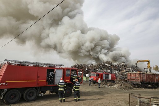 FOTO Ultimele imagini de la incendiul puternic izbucnit lângă București. A fost emis mesaj de alertă pentru nor toxic