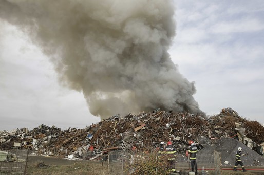 FOTO Ultimele imagini de la incendiul puternic izbucnit lângă București. A fost emis mesaj de alertă pentru nor toxic