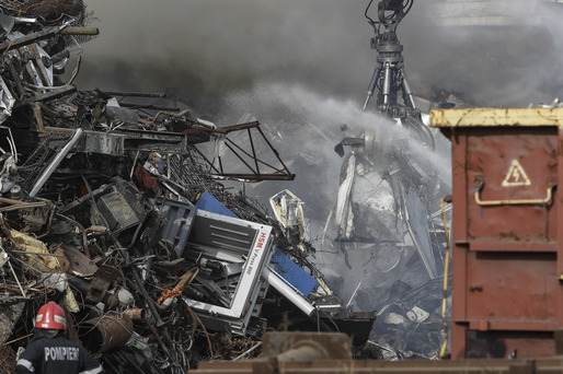 FOTO Ultimele imagini de la incendiul puternic izbucnit lângă București. A fost emis mesaj de alertă pentru nor toxic