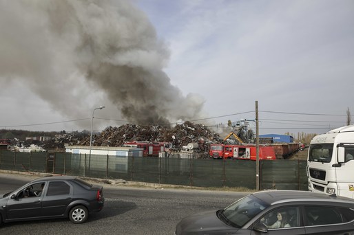 FOTO Ultimele imagini de la incendiul puternic izbucnit lângă București. A fost emis mesaj de alertă pentru nor toxic