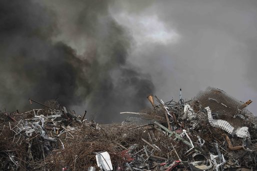 FOTO Ultimele imagini de la incendiul puternic izbucnit lângă București. A fost emis mesaj de alertă pentru nor toxic