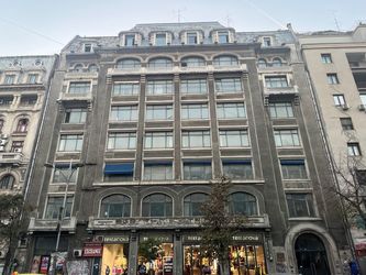 FOTO Poliția Locală cere reparații la un Palat din centrul Bucureștiului. Este indicat pericol pentru pietoni