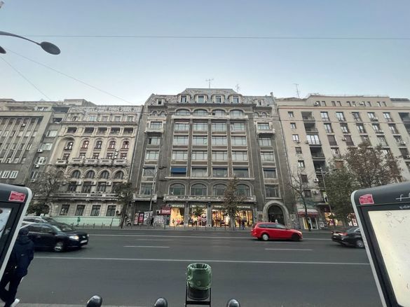 FOTO Poliția Locală cere reparații la un Palat din centrul Bucureștiului. Este indicat pericol pentru pietoni