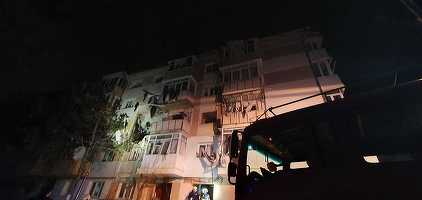 VIDEO Explozie puternică într-un bloc din Suceava. Mai multe persoane au fost preluate de ambulanțe