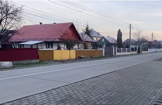VIDEO VIRAL Școală cu uși în loc de obloane la ferestre. Bani prin PNDL. „Dorel lovește din nou."