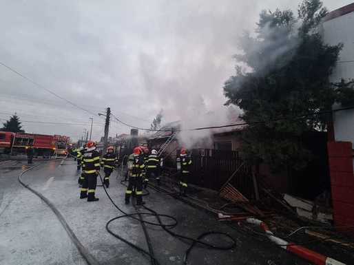 VIDEO Incendiu puternic la un magazin și o casă din orașul Voluntari