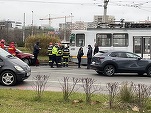 GALERIE FOTO Tramvai sărit de pe șine, în urma unei coliziuni cu un autoturism