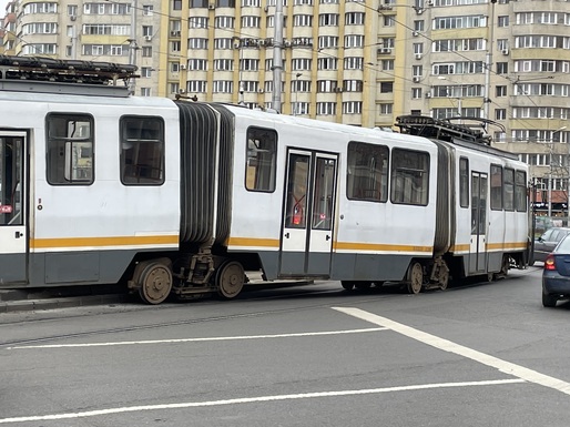 GALERIE FOTO Tramvai sărit de pe șine, în urma unei coliziuni cu un autoturism