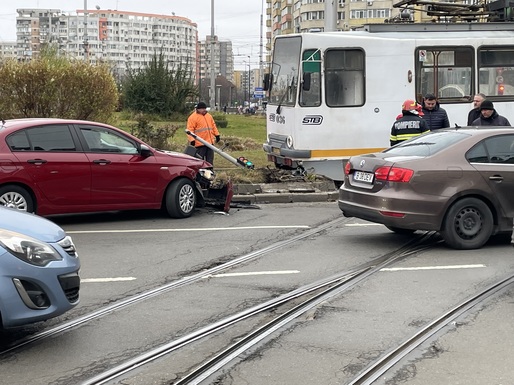 GALERIE FOTO Tramvai sărit de pe șine, în urma unei coliziuni cu un autoturism