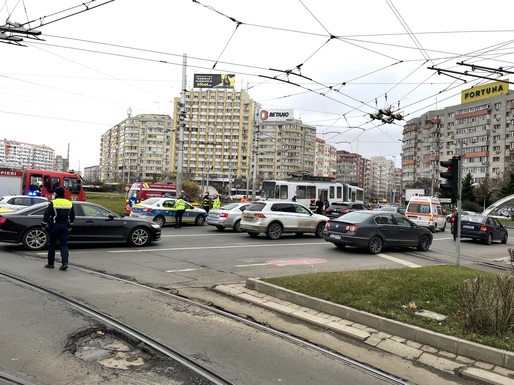 GALERIE FOTO Tramvai sărit de pe șine, în urma unei coliziuni cu un autoturism