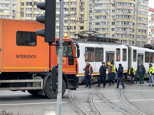 GALERIE FOTO Tramvai sărit de pe șine, în urma unei coliziuni cu un autoturism