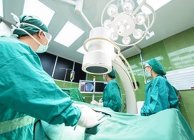 Medici cercetați pentru că preluau dispozitive medicale de la cadavre și le montau pacienților