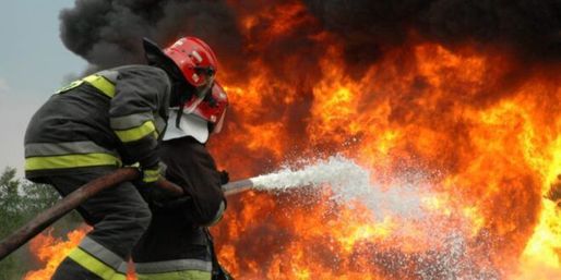 VIDEO Incendiu de proporții la un bloc de pe faleza din Constanța, zeci de persoane evacuate