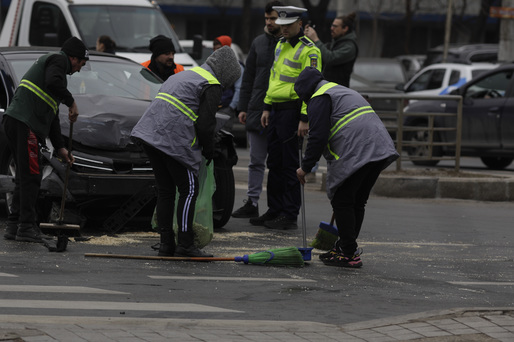 GALERIE FOTO Accident grav în București - O ambulanță s-a răsturnat cu un pacient preluat de la un...alt accident
