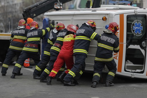 GALERIE FOTO Accident grav în București - O ambulanță s-a răsturnat cu un pacient preluat de la un...alt accident