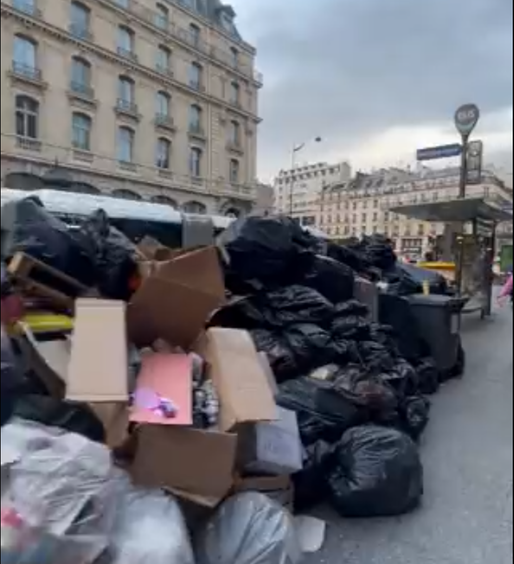 VIDEO Parisul este sufocat de mormane de gunoaie. Serviciile de salubritate sunt de șapte zile în grevă
