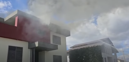 VIDEO Panourile solare de pe acoperișul unei case din Alba, arse într-un incendiu