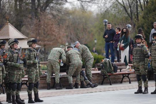 FOTO Un militar a leșinat în timpul discursului susținut de Ciucă 