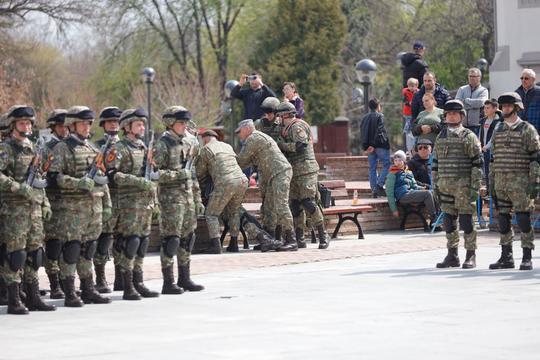 FOTO Un militar a leșinat în timpul discursului susținut de Ciucă 