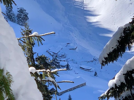 FOTO Avalanșă de mari dimensiuni în Munții Rodnei 