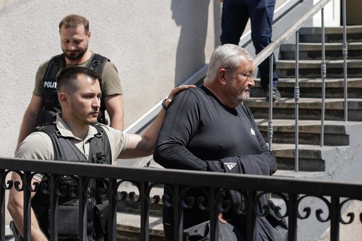 GALERIE FOTO Fostul ministru al Finanțelor Sebastian Vlădescu, condamnat definitiv la 7 ani și 4 luni de închisoare, s-a predat, urmând să fie încarcerat