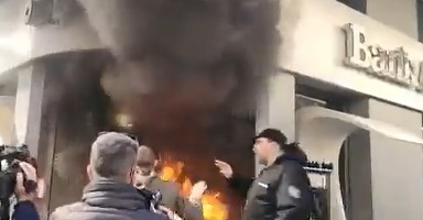 VIDEO Băncile libaneze, luate din nou cu asalt de deponenți furioși. De ce sunt libanezii furioși pe bănci