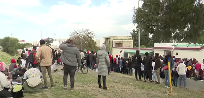 Migranții africani subsaharieni fără acte din Tunisia au primit 1 miliard de dolari din țările lor în acest an
