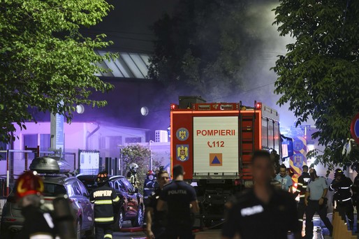 GALERIE FOTO Incendiu la un transformator din curtea unui spital. Pacienții, printre care peste 100 copii, au fost evacuați