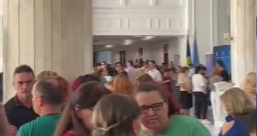 VIDEO&FOTO Angajații au oprit protestul de la Finanțe, dar amenință pe mâine cu noi acțiuni. "Un inspector nu se poate duce la OMV să verifice și să se certe cu un avocat care are 10.000 lei!". Mesaj de seară al lui Boloș