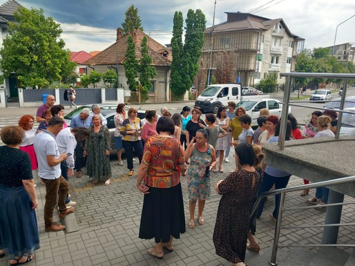 VIDEO&FOTO Angajații au oprit protestul de la Finanțe, dar amenință pe mâine cu noi acțiuni. "Un inspector nu se poate duce la OMV să verifice și să se certe cu un avocat care are 10.000 lei!". Mesaj de seară al lui Boloș