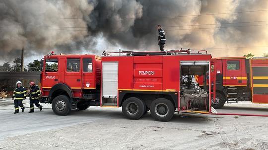 FOTO Incendiu la un depozit din Glina. A fost emis mesaj Ro-Alert