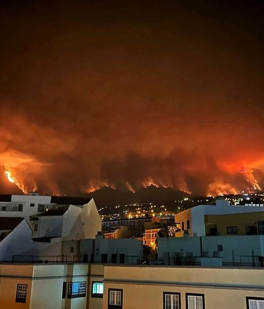 Zeci de mii de persoane evacuate în Tenerife, în urma unui incendiu de vegetație