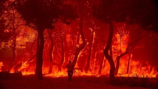 VIDEO Opt sate evacuate în nord-estul Greciei din calea incendiilor. Focul se deplasează spre aeroportul orașului Alexandroupolis

