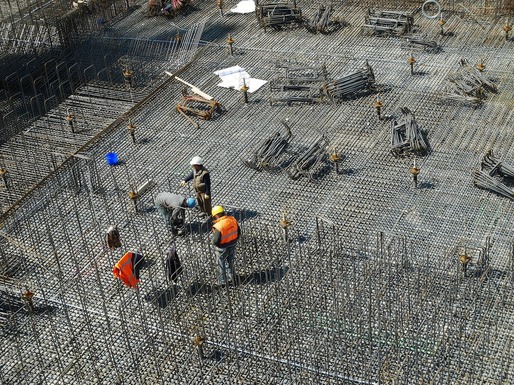 Companie de construcții finlandeză, investigată pentru că ar fi exploatat muncitori români și peruani