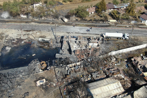 FOTO Imagini aeriene cu urmările incendiului și exploziilor din Crevedia. Procurorul general: Din datele preliminare reiese că doi șoferi transferau GPL dintr-o cisternă în alta când a apărut focul