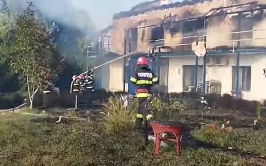 VIDEO Casa de vacanță din Delta Dunării a fostului ministru Miron Mitrea, incendiată de un fost angajat