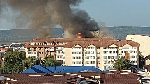 VIDEO Incendiu la mansarda a două blocuri din Craiova. Locatarii au devenit agresivi cu pompierii. Focul s-a extins la al treilea bloc