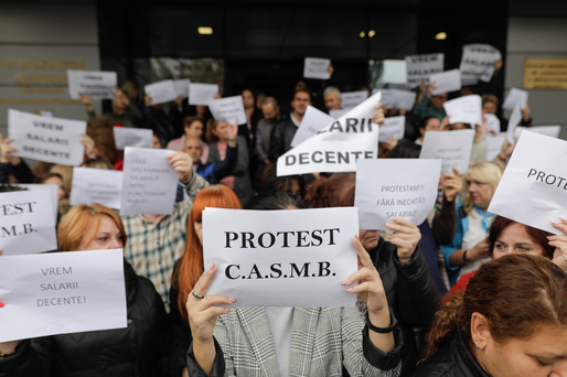 GALERIE FOTO Angajații Caselor județene de Asigurări de Sănătate au declanșat proteste: Atât în birouri, cât și în fața instituțiilor