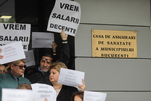 GALERIE FOTO Angajații Caselor județene de Asigurări de Sănătate au declanșat proteste: Atât în birouri, cât și în fața instituțiilor