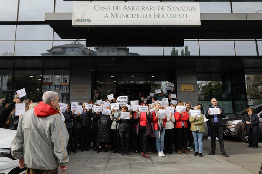 GALERIE FOTO Angajații Caselor județene de Asigurări de Sănătate au declanșat proteste: Atât în birouri, cât și în fața instituțiilor