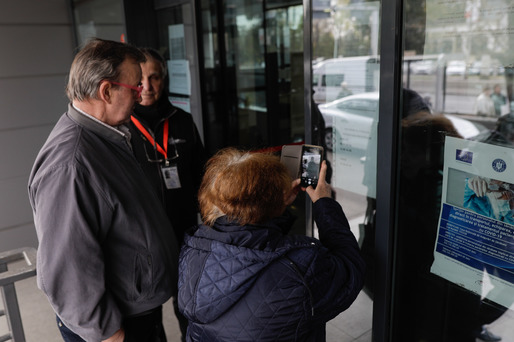 GALERIE FOTO Angajații Caselor județene de Asigurări de Sănătate au declanșat proteste: Atât în birouri, cât și în fața instituțiilor