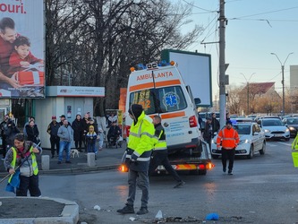 FOTO Profit.ro - Haos în traficul din Drumul Taberei. O ambulanță, lovită și răsturnată în plină intersecție, circulația tramvaielor 41 a fost oprită